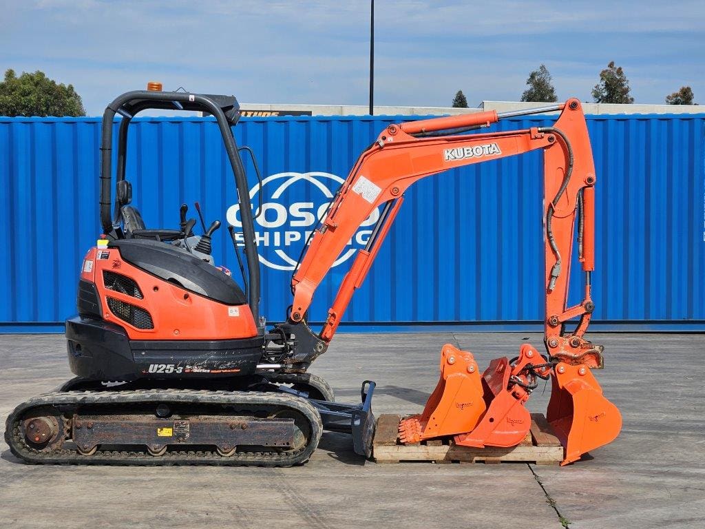 Kubota 2.8 ton Excavator for hire in Townsville